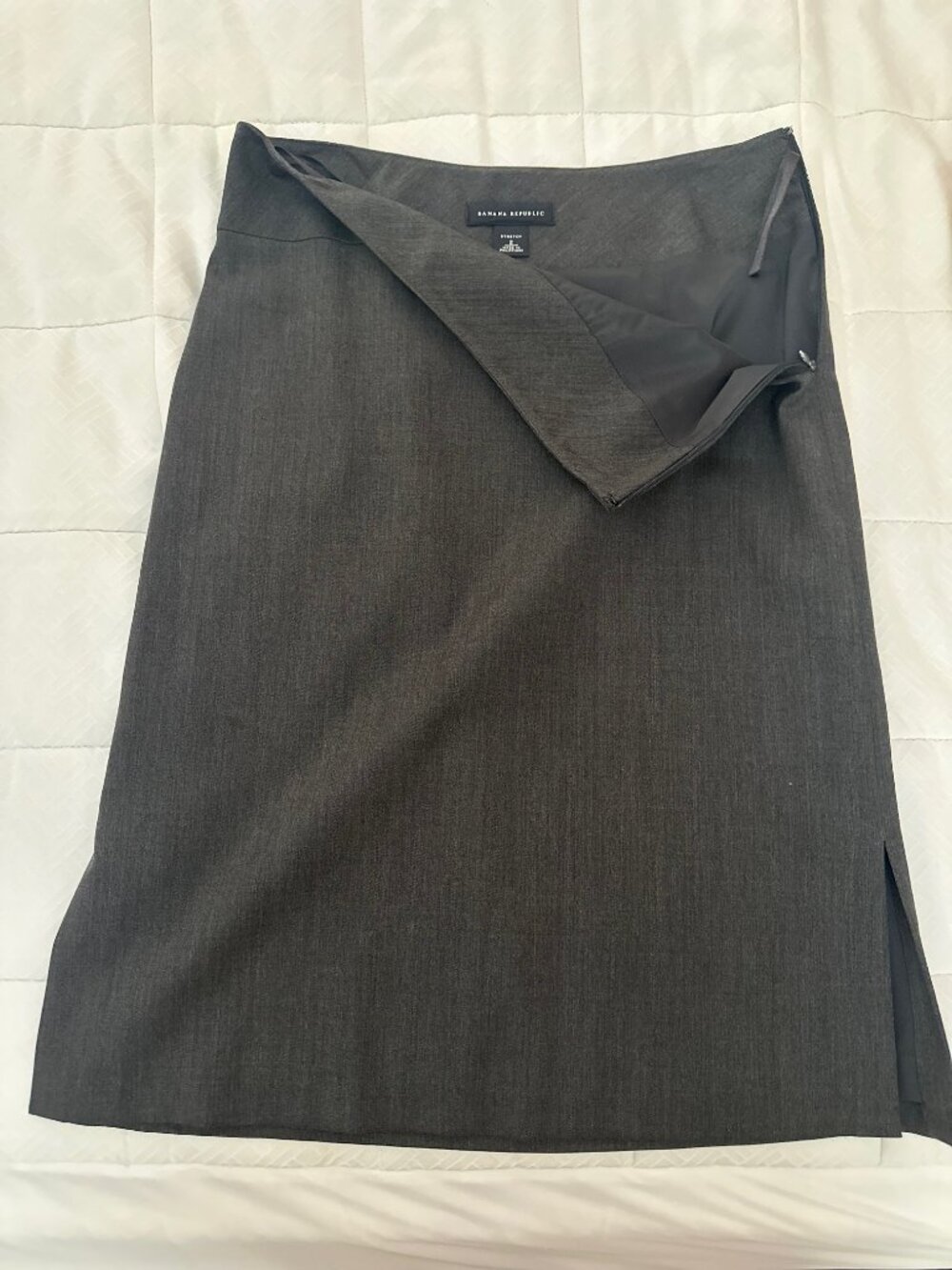 Banana Republic gray stretch pencil skirt with side slit, sz 2